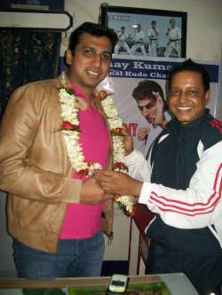 <p>A MOMENT OF SENSEI SAHADEV BARMAN CONGRATULATING SOSHIHAN MEHUL VORA SIR AT KUDO MMA ASSOCATION WEST BENGAL OFFICE ROOM</p>
